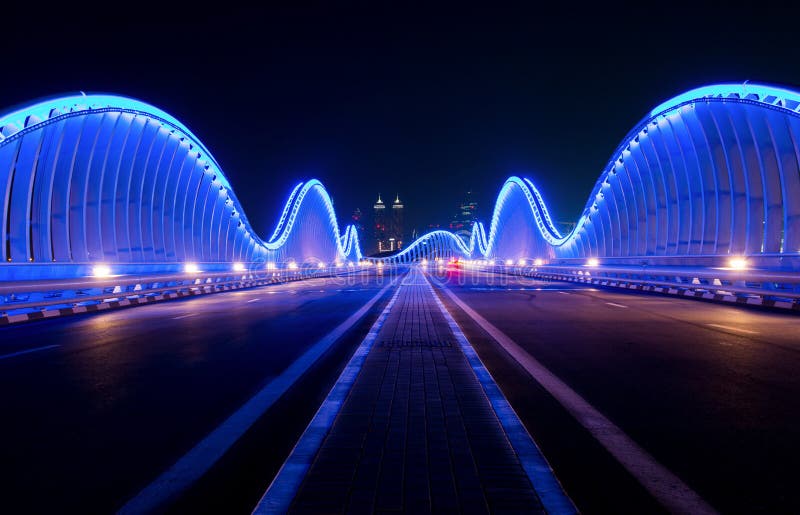 Pont de Meydan à Dubaï la nuit image stock Pont de Meydan à Dubaï la nuit image stock