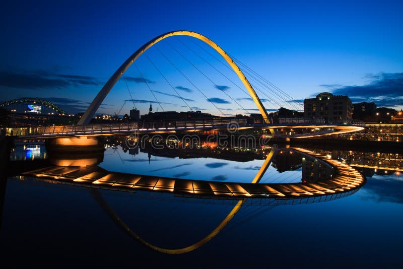 Pont de millénaire de Gateshead de pont de bord du quai de Newcastle images libres de droits Pont de millénaire de Gateshead de pont de bord du quai de Newcastle images libres de droits