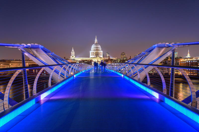 Pont de millénaire, Londres, R-U photos stock Pont de millénaire, Londres, R-U photos stock