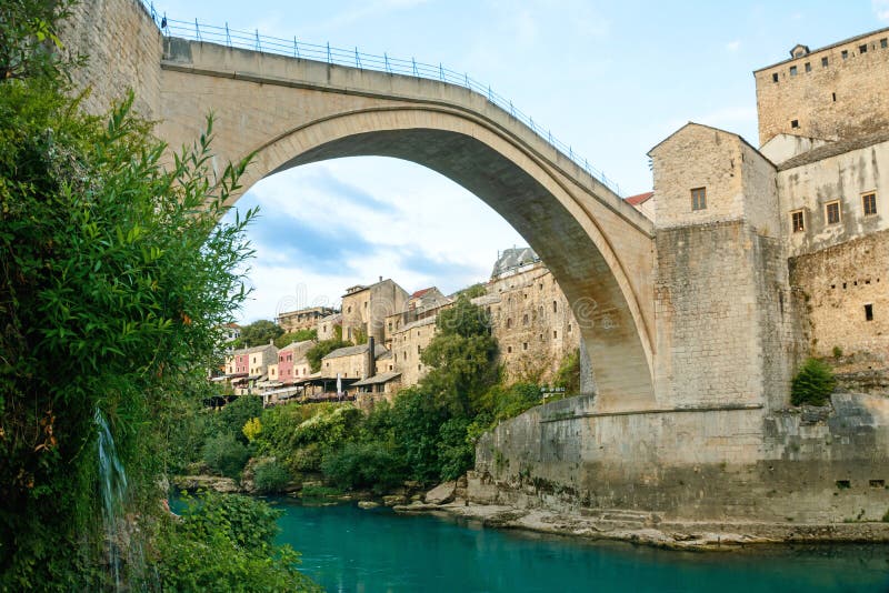 Pont de Mostar avec la rivière dans la vieille ville La Bosnie-et-Herzégovine photographie stock Pont de Mostar avec la rivière dans la vieille ville La Bosnie-et-Herzégovine photographie stock