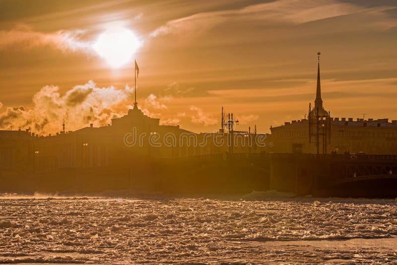 Pont de palais au coucher du soleil en hiver à St Petersburg, Russie photo libre de droits Pont de palais au coucher du soleil en hiver à St Petersburg, Russie photo libre de droits