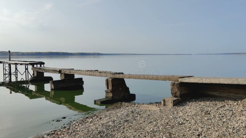 Pont de pierre sur la rive du fleuve