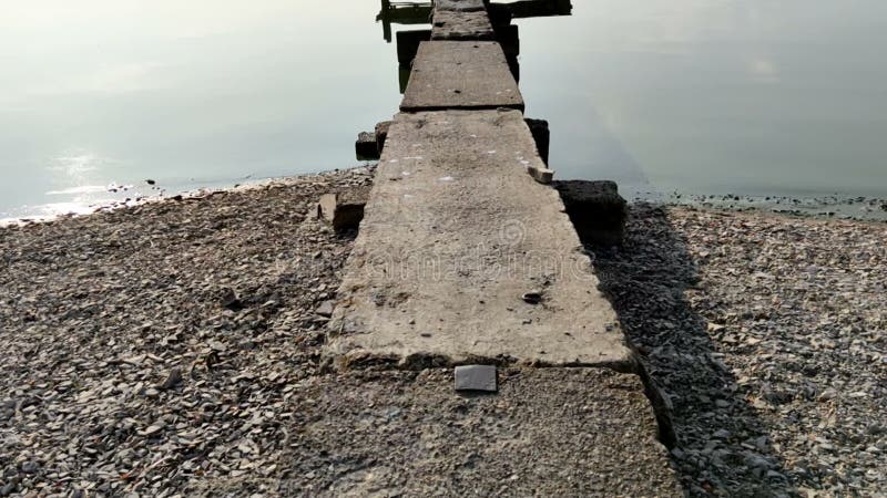 Pont de pierre sur la rive du fleuve