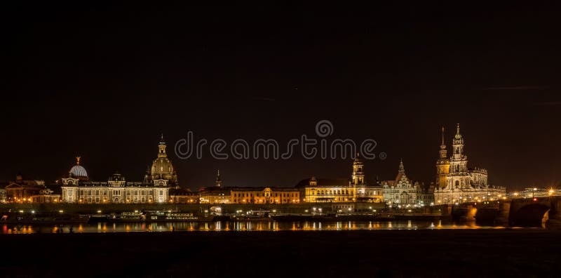 Pont Elbe de rivière de paysage de paysage urbain de Dresde Allemagne l'Europe la nuit photos stock Pont Elbe de rivière de paysage de paysage urbain de Dresde Allemagne l'Europe la nuit photos stock