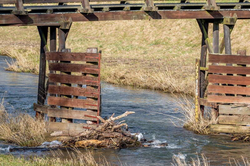 Pont en bois au-dessus d'une petite rivière photos libres de droits Pont en bois au-dessus d'une petite rivière photos libres de droits