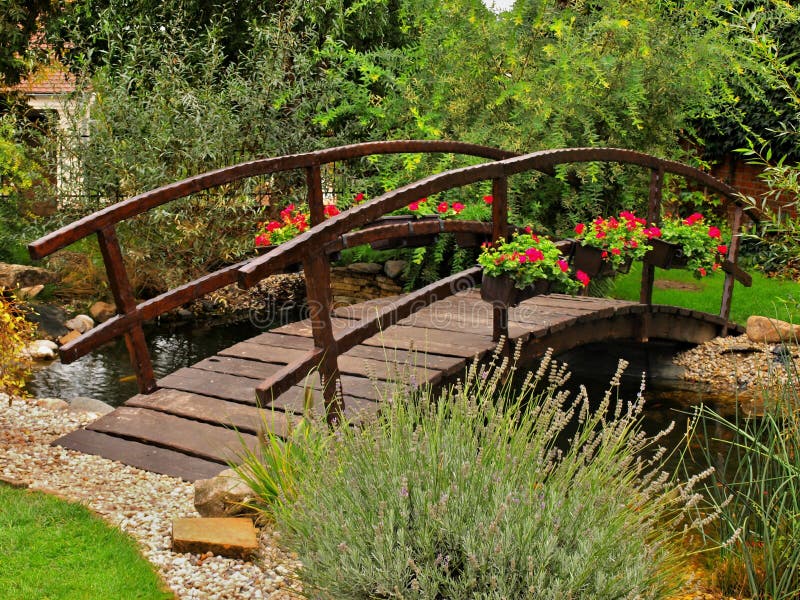 Pont En Bois Dans Le Jardin Photo stock - Image du feuillage