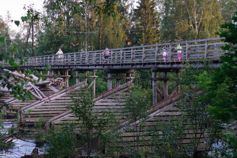 Pont en bois piétonnier au-dessus de la rivière Olonka, république Carélie photographie stock Pont en bois piétonnier au-dessus de la rivière Olonka, république Carélie photographie stock