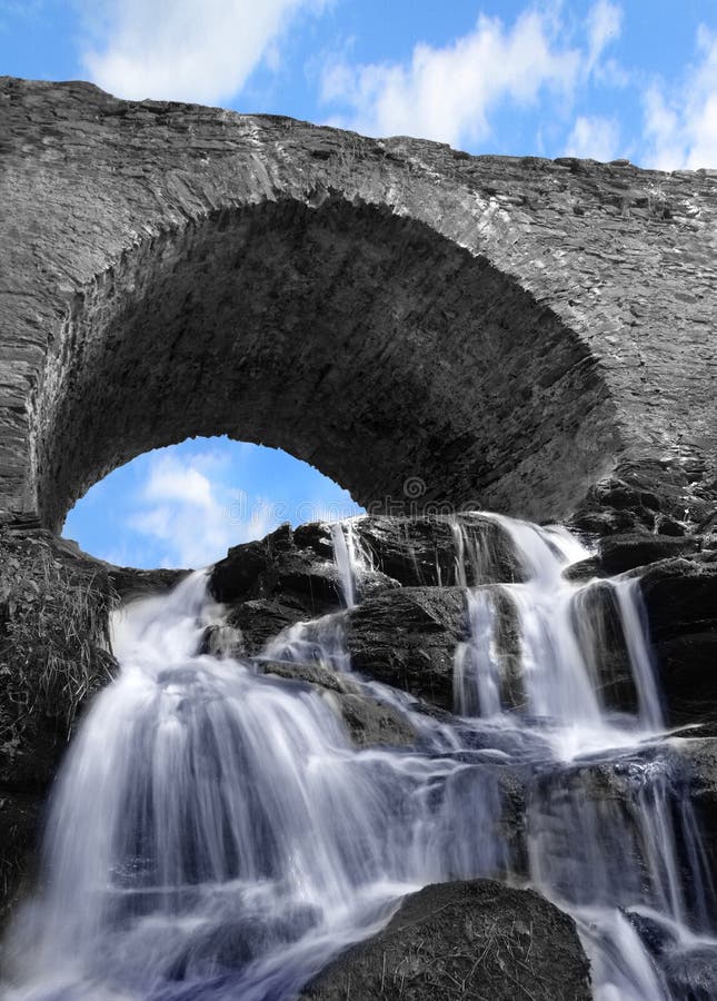 Pont en pierre avec une cascade photo stock Pont en pierre avec une cascade photo stock