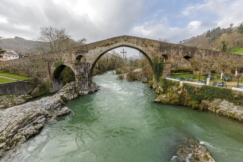 Pont Romain De Cangas De Onis Sur La Rivière De Sella En Asturies De L