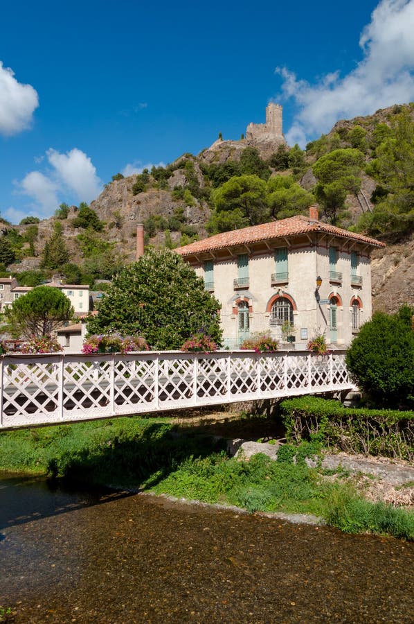 Pont et maison à la ville de Lastours images stock Pont et maison à la ville de Lastours images stock