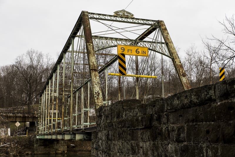 Pont historique de moulin de colins - Pennsylvanie rurale photographie stock libre de droits Pont historique de moulin de colins - Pennsylvanie rurale photographie stock libre de droits