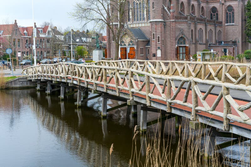 Pont ? l'?glise, ville d'Alkmaar, Hollande, Pays-Bas photographie stock Pont ? l'?glise, ville d'Alkmaar, Hollande, Pays-Bas photographie stock