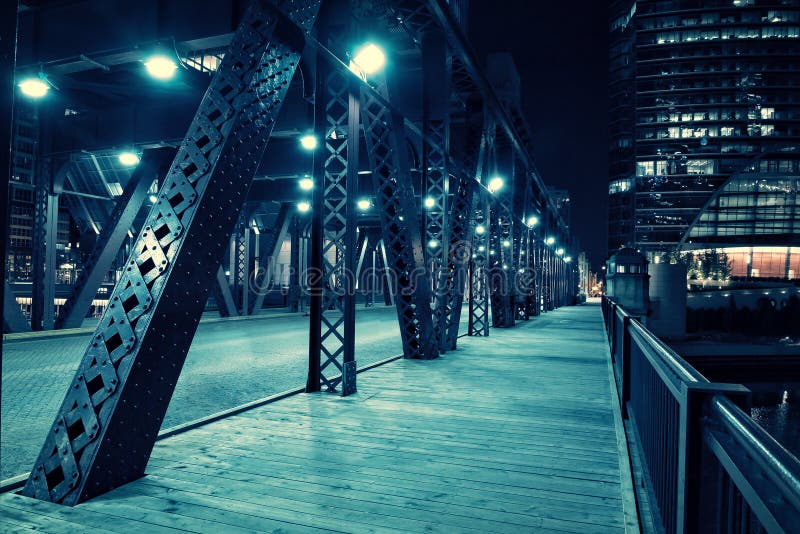 Pont-levis de rivière de vintage de ville de Chicago avec les bâtiments urbains la nuit image libre de droits Pont-levis de rivière de vintage de ville de Chicago avec les bâtiments urbains la nuit image libre de droits
