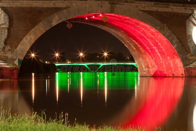 Pont Neuf en Toulouse colorido encendida en la noche foto de archivo Pont Neuf en Toulouse colorido encendida en la noche foto de archivo