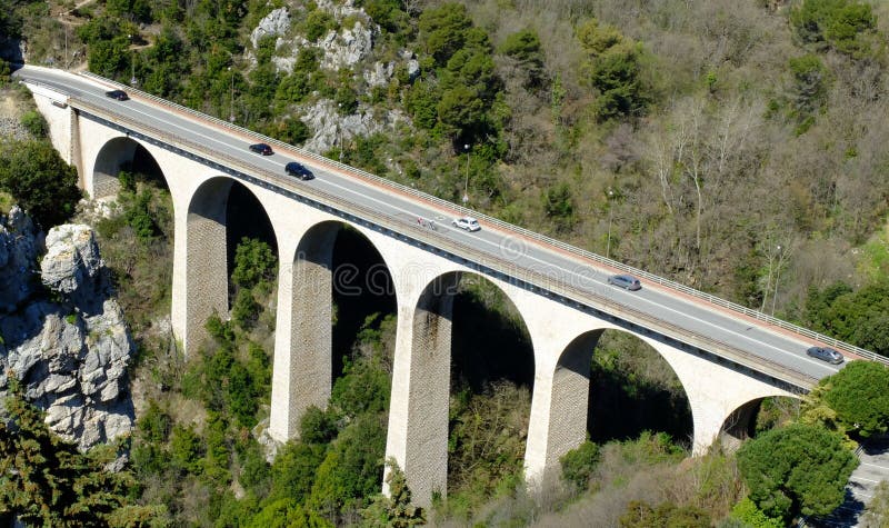 Pont par la montagne image libre de droits Pont par la montagne image libre de droits