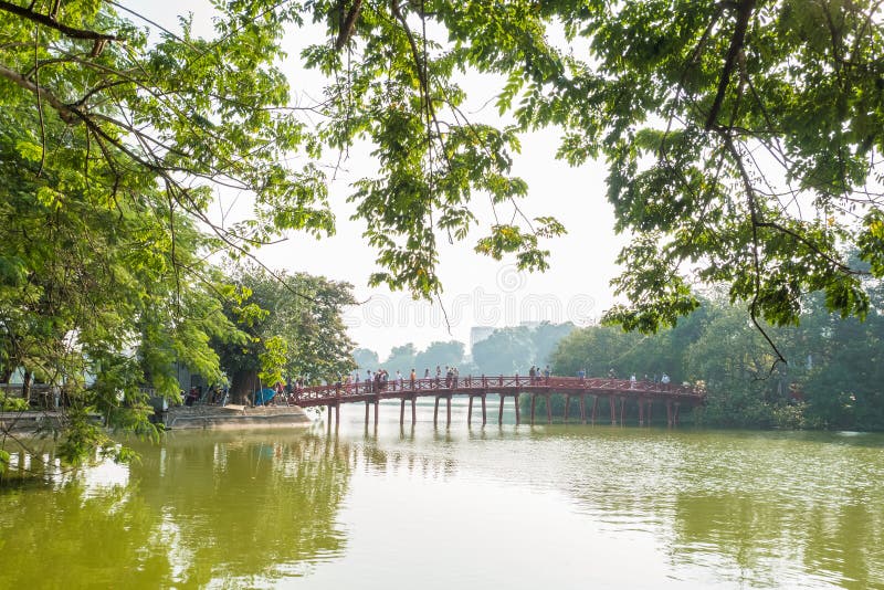 Pont rouge de Huc dans le lac Hoan Kiem, Hanoï Lac de ` de signification de lac Hoan Kiem du ` retourné d'épée image stock Pont rouge de Huc dans le lac Hoan Kiem, Hanoï Lac de ` de signification de lac Hoan Kiem du ` retourné d'épée image stock