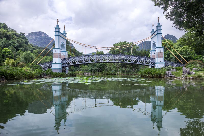 Pont suspendu de paysage photographie stock libre de droits Pont suspendu de paysage photographie stock libre de droits