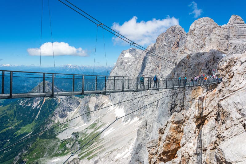 Suis ramsau ldquo d'aeuro de l'Autriche de dachstein le 10 juillet 2016. Pont suspendu de point de vue skywalk de dachstein en Autriche avec les gens en été