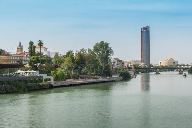 Pont Séville Espagne de Triana de tour de Séville de rivière du Guadalquivir photos libres de droits Pont Séville Espagne de Triana de tour de Séville de rivière du Guadalquivir photos libres de droits