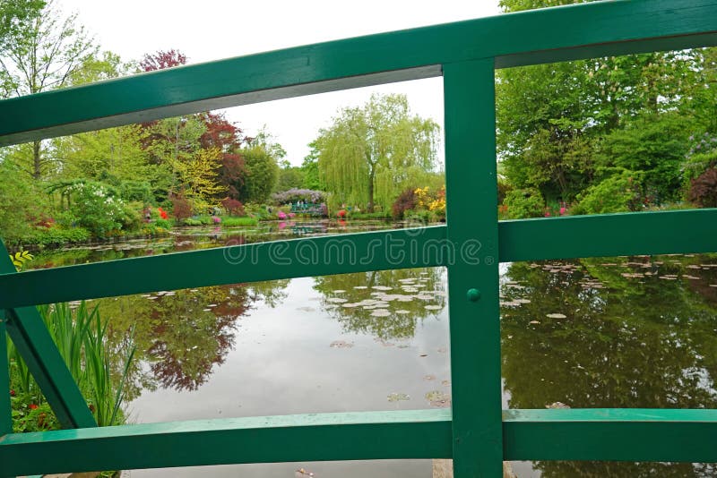 Pont vert au jardin de l'eau de Monet dans Giverny photo libre de droits Pont vert au jardin de l'eau de Monet dans Giverny photo libre de droits