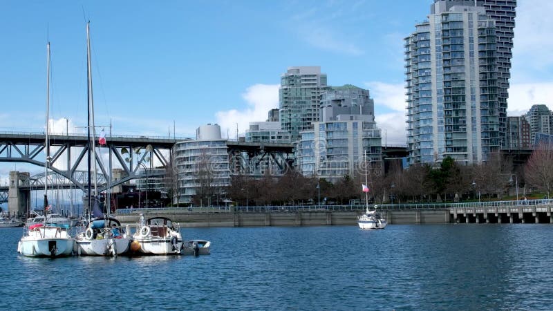 Pont à greenville et autobus-eau passant sous le pont nature canada quai océanique du pacifique de vancouver et piliers sur