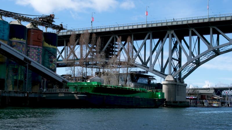 Pont à greenville et autobus-eau passant sous le pont nature canada quai océanique du pacifique de vancouver et piliers sur