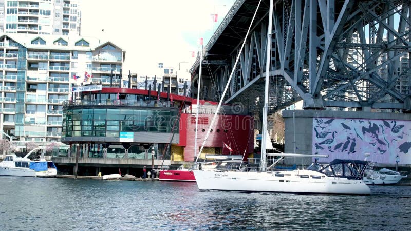 Pont à greenville et autobus-eau passant sous le pont nature canada quai océanique du pacifique de vancouver et piliers sur