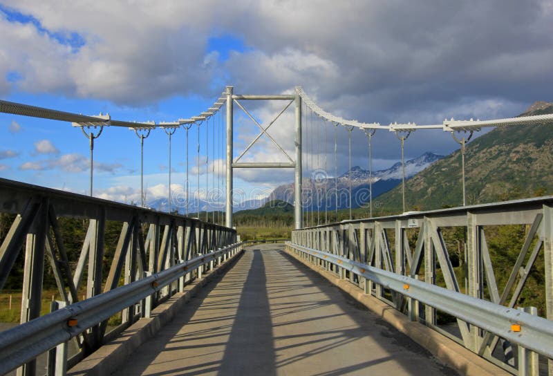 Pont à la villa O Higgins, Carretera austral, Chili photographie stock Pont à la villa O Higgins, Carretera austral, Chili photographie stock