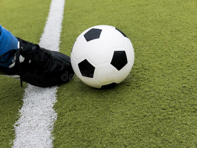 Bola No Lance Inicial De Um Jogo Do Futebol Ou De Futebol Luz