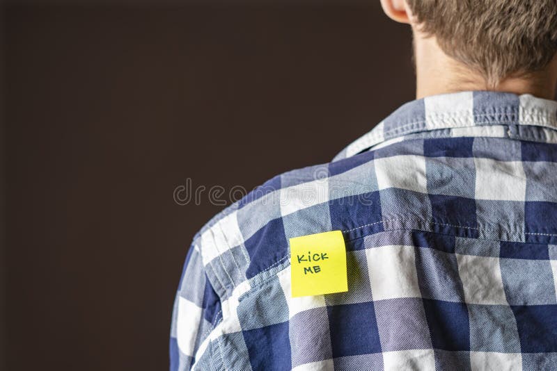 Pontapé amarelo da colagem da mão mim etiqueta em pessoas para trás no dia b do tolo do aprill imagem de stock royalty free Pontapé amarelo da colagem da mão mim etiqueta em pessoas para trás no dia b do tolo do aprill imagem de stock royalty free