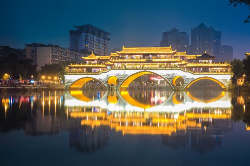 Ponte antico di Chengdu alla notte fotografia stock libera da diritti Ponte antico di Chengdu alla notte fotografia stock libera da diritti