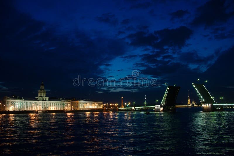 Ponte aumentada do palácio durante as noites brancas em St Petersburg fotos de stock royalty free Ponte aumentada do palácio durante as noites brancas em St Petersburg fotos de stock royalty free