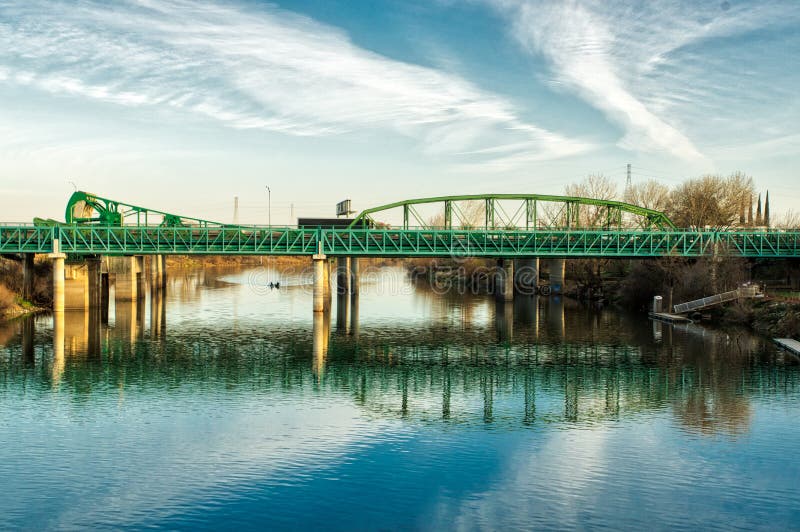 Ponte azul da estrada da cerceta através de San Joaquin River fotografia de stock Ponte azul da estrada da cerceta através de San Joaquin River fotografia de stock