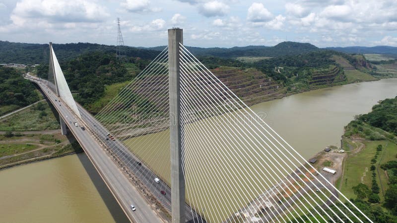 Ponte centennale attraverso il canale di Panama