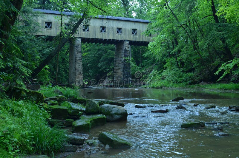 Ponte Coberta De Madeira Na Estrada Rural Em Ohio, EUA Foto de Stock