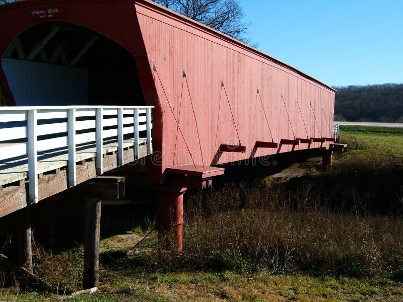 Ponte coberta do Hogback, condado de Madison, Iowa imagem de stock Ponte coberta do Hogback, condado de Madison, Iowa imagem de stock