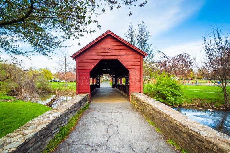 Ponte coberta no padeiro Park, em Frederick, Maryland fotografia de stock Ponte coberta no padeiro Park, em Frederick, Maryland fotografia de stock