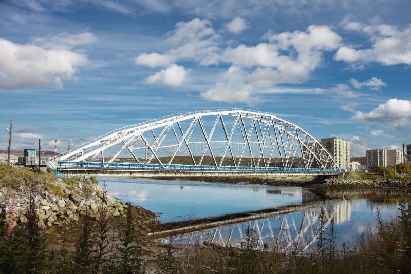 Ponte com Tuloma Cola da cidade Norte de Rússia. Ponte do ferro com Tuloma Kola da cidade Norte de Rússia outono