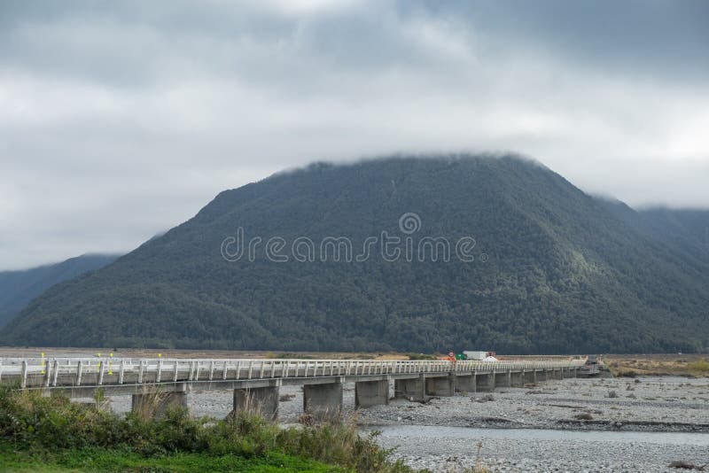 Ponte concreta através do rio seco fotos de stock Ponte concreta através do rio seco fotos de stock