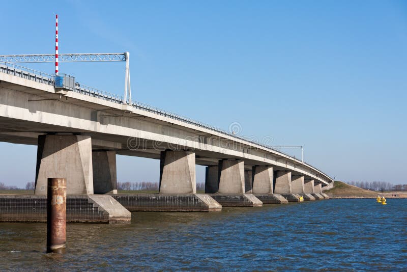 Ponte concreta grande nos Países Baixos fotografia de stock Ponte concreta grande nos Países Baixos fotografia de stock
