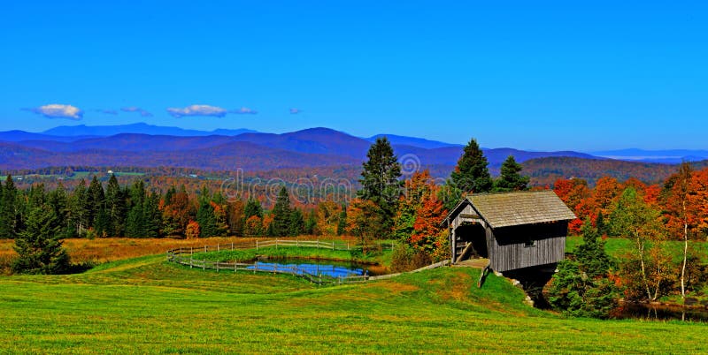 Ponte coperto del XIX secolo nel rotolamento delle montagne verdi del Vermont HDR fotografia stock libera da diritti Ponte coperto del XIX secolo nel rotolamento delle montagne verdi del Vermont HDR fotografia stock libera da diritti