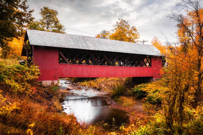 Ponte coperto Vermont circondato da un fogliame di caduta colorato