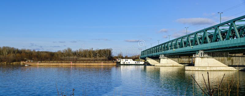 Ponte d'acciaio e un rimorchiatore immagine stock libera da diritti Ponte d'acciaio e un rimorchiatore immagine stock libera da diritti
