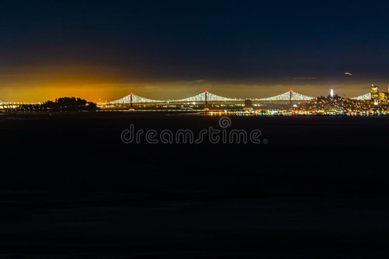 Ponte da Baía de Visão Noturna São Francisco numa noite nublada fotos de stock royalty free Ponte da Baía de Visão Noturna São Francisco numa noite nublada fotos de stock royalty free