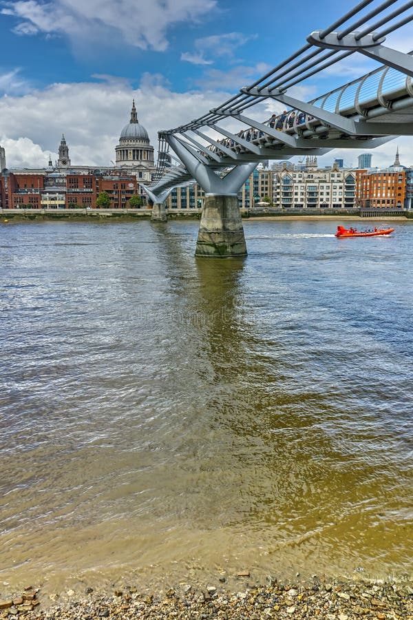 Ponte da catedral e do milênio do ` s de St Paul, Londres, Inglaterra, Grâ Bretanha fotos de stock Ponte da catedral e do milênio do ` s de St Paul, Londres, Inglaterra, Grâ Bretanha fotos de stock