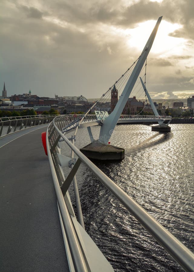 Ponte da paz em Derry Londonderry, Irlanda do Norte imagens de stock Ponte da paz em Derry Londonderry, Irlanda do Norte imagens de stock