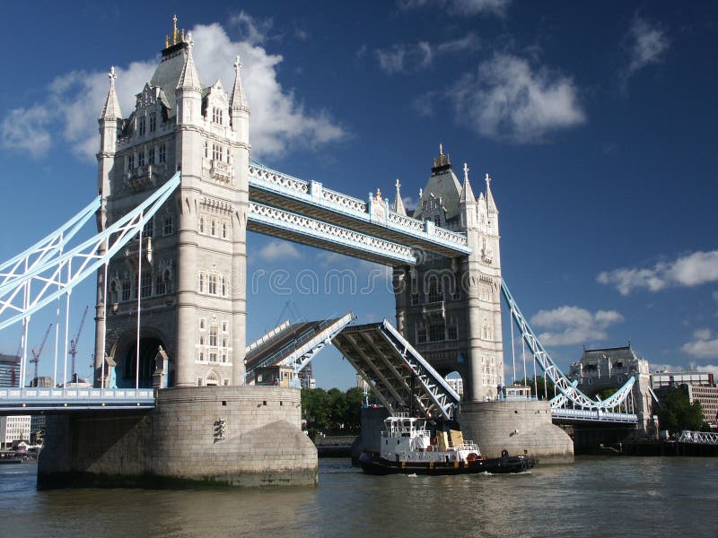 Ponte da torre com o navio que passa completamente imagens de stock Ponte da torre com o navio que passa completamente imagens de stock