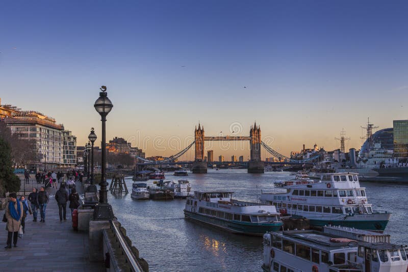 Ponte Da Torre Em Londres No Por Do Sol Imagem de Stock Editorial