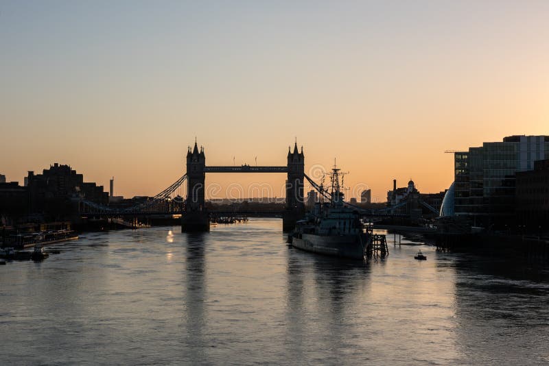Ponte Da Torre No Nascer Do Sol Em Londres Foto de Stock - Imagem de