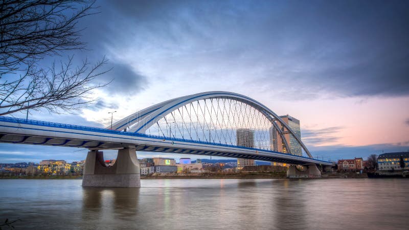 Ponte de Apollo em Bratislava, Eslováquia com por do sol agradável fotografia de stock Ponte de Apollo em Bratislava, Eslováquia com por do sol agradável fotografia de stock